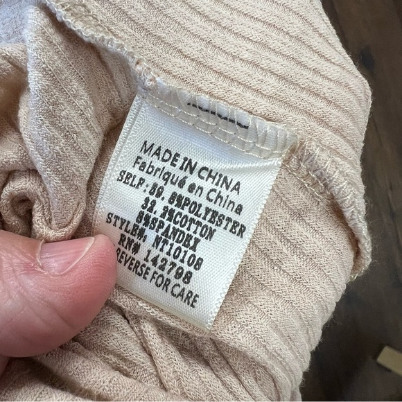 New In Tan Ruffle Tee SZ LG - Picture 5 of 5